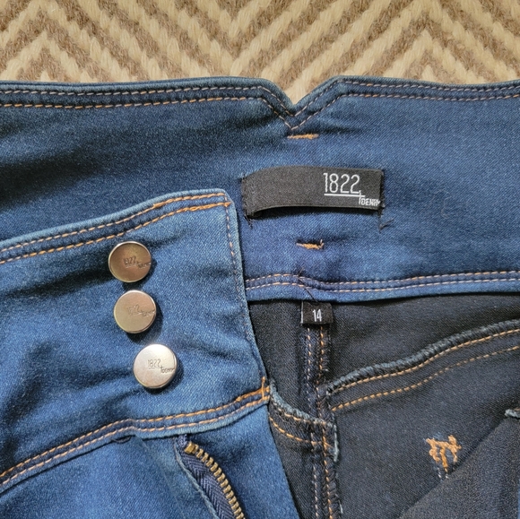1822 Denim skinny 3 button jean, 2 pairs available - Picture 4 of 6